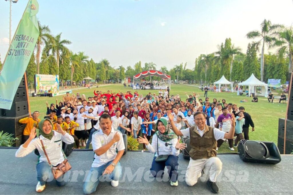 Kepala Dinas Kesehatan Kabupaten Ngawi bersama tim dan ratusan remaja peserta Kampanye Remaja Anti Stunting 2025 berpose semangat di atas panggung Alun-Alun Merdeka Ngawi, Sabtu (26/7/2025), dalam rangkaian kegiatan bertema “Remaja Sehat, Generasi Kuat”.